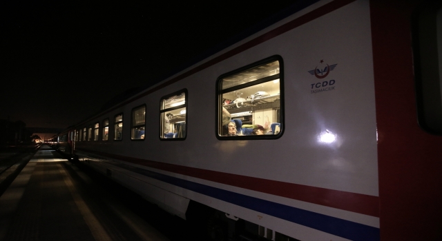 Depremden kurtulanlar Osmaniye’de TCDD vagonlarında misafir ediliyor