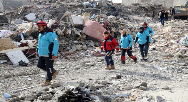 UMKE ekipleri enkazda yaralı bulunan canlara hayat oluyor
