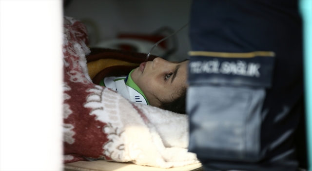 Hatay’da 128 saat sonra kurtarılan amca ile iki yeğeni Adana’ya sevk edildi