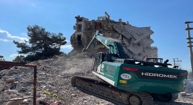 Osmaniye’de ağır hasarlı binaların yıkımına başlandı