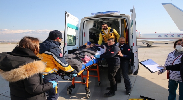 Cumhurbaşkanlığına ait 2 uçak deprem bölgesindeki 7 yaralıyı Ankara’ya götürdü
