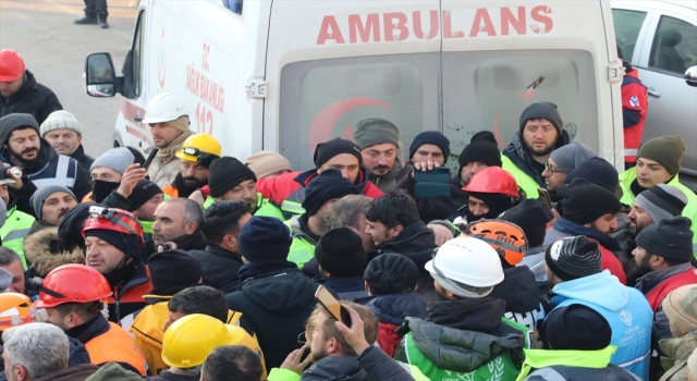 Kahramanmaraş’ta bir genç kız 133’üncü saatte enkazdan kurtarıldı