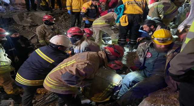 İskenderun’da depremin 138. saatinde bir kişi enkazdan sağ çıkarıldı