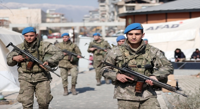Mehmetçik, deprem bölgesindeki emniyet ve asayiş için devriye faaliyetini sürdürüyor