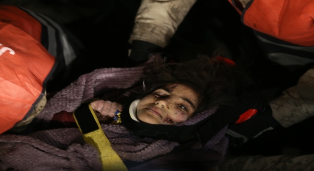 Hatay’da babasının kurtarıldığı enkazdan depremin 159. saatinde kızı da çıkarıldı