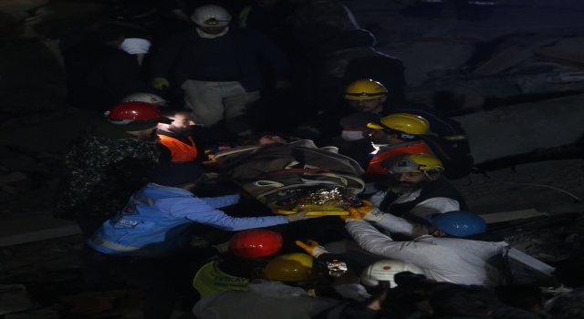 Hatay’da depremin 160. saatinde 11 yaşındaki çocuk enkazdan sağ çıkarıldı