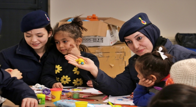 Osmaniye’de depremi yaşayan çocuklar jandarma ablalarının oyunlarıyla moral buluyor