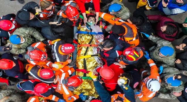 Hatay’da depremden 177 saat sonra bir kadın enkazdan sağ çıkarıldı
