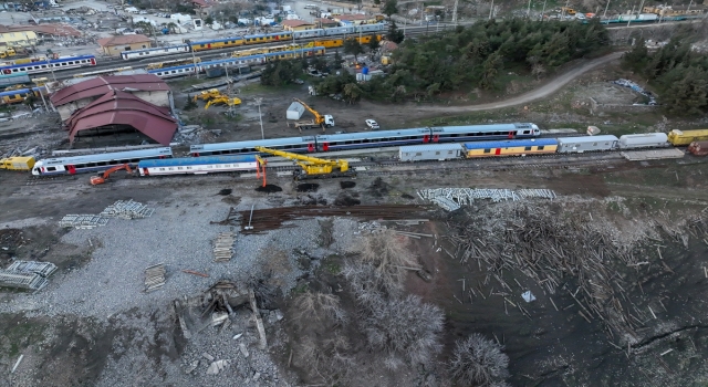 İslahiye’de depremler sırasında devrilen 2 vagon vinç yardımıyla kaldırıldı