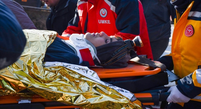 Kahramanmaraş’ta depremin 198’inci saatinde iki kardeş enkaz altından çıkarıldı