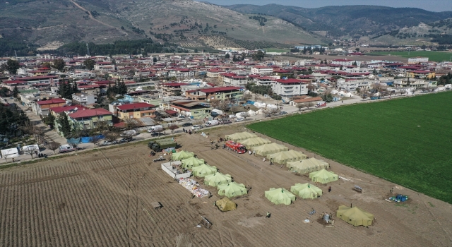 Özbek askerler hem enkazda hem sahra hastanesinde depremzedelerin yardımına koşuyor