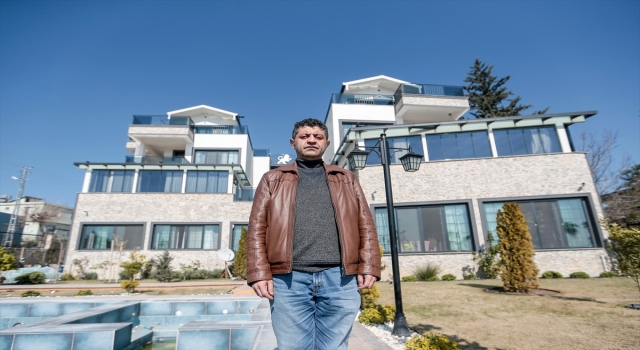 Depremzedelere evlerini açan Hataylı Güzel kardeşler 3 öğün yemek dağıtıyor