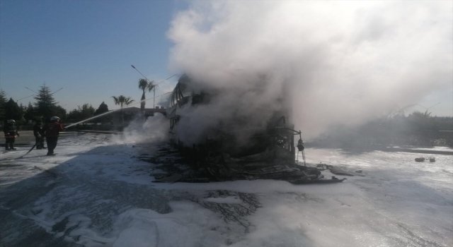 Mersin’de seyir halinde alev alan yolcu otobüsü kullanılamaz hale geldi