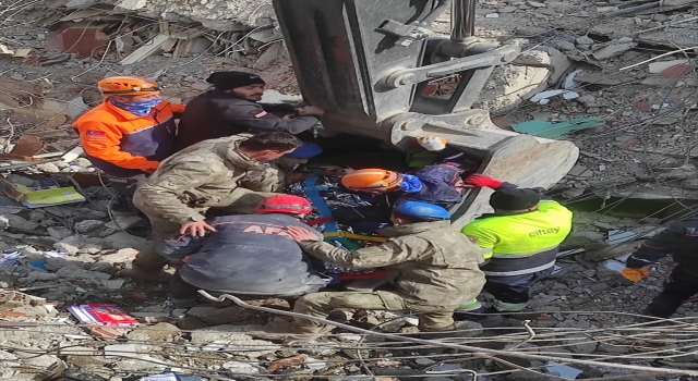 Kahramanmaraş’ta depremin 227. saatinde 74 yaşındaki kadın enkazdan kurtarıldı