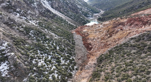 İslahiye’de depremin ardından heyelanla kapanan yolda inceleme sürüyor