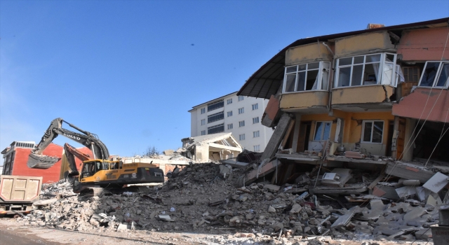 Elbistan’da enkaz kaldırma çalışmaları devam ediyor