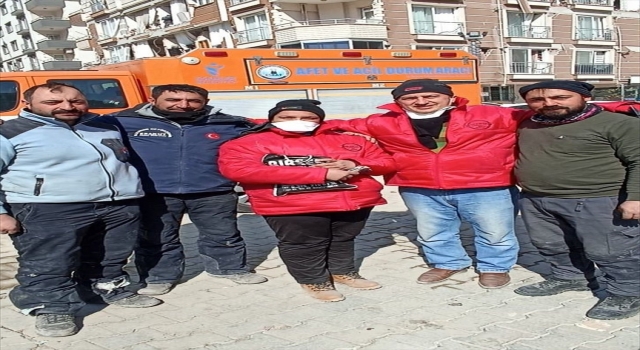 Hatay’da enkazda bulunan 411 bin lira sahibine teslim edildi
