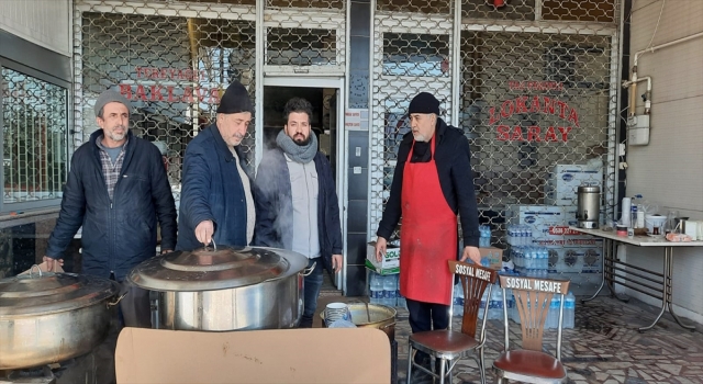 Depremde oğlunu ve torunlarını kaybeden gazeteci, depremzedeler için yemek dağıtıyor