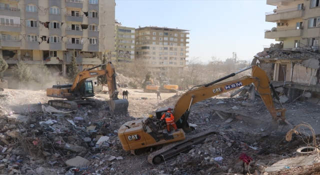 İş makinesi operatörleri can kurtarmak için görev başında