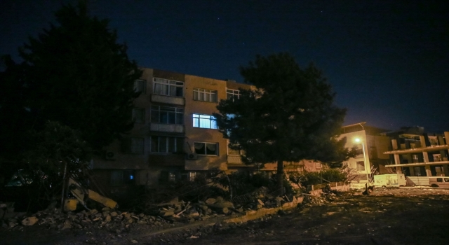 İskenderun’da kimsenin bulunmadığı dairelerin açık kalan ışıkları dikkati çekiyor
