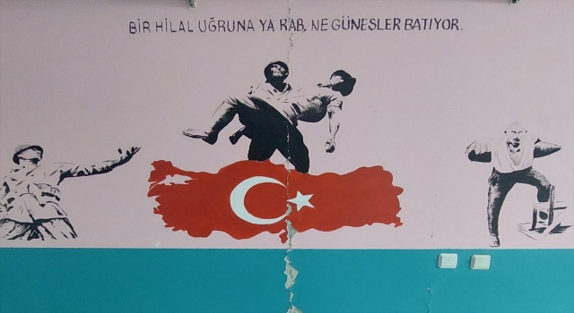 Deprem nedeniyle okul duvarında oluşan çatlak, duvardaki haritada Hatay’a denk geldi