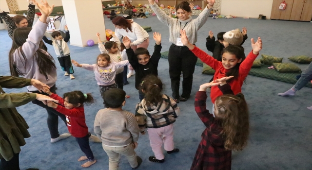 Burdur’da gönüllü eğitimciler depremzede çocuklara anaokulu eğitimi veriyor
