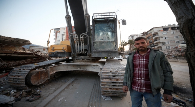 İş makinesi operatörü, çalıştığı binanın yıkılacağını son anda fark edip kaçmış