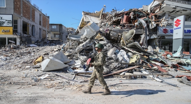 Mehmetçik, İskenderun’da yıkılan binaların enkazında nöbet tutuyor
