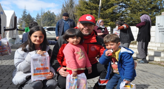 Depremzede çocuklara oyuncak ve kırtasiye malzemesi dağıtıldı 