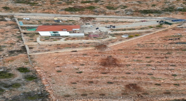 Alanya’da dağdan kopan kaya parçaları bahçe duvarlarına zarar verdi