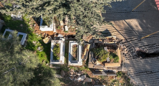 Deprem nedeniyle Nurdağı’nın Gökçedere Mahallesi’nde yarıklar oluştu