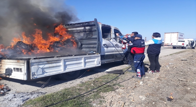 Osmaniye’de yardım malzemesi yüklü kamyonette yangın