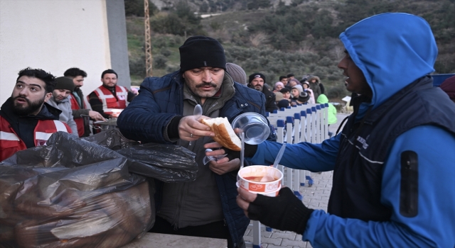 Belen’de kurulan ”Muhsin Yazıcıoğlu Aşevi”nden depremzedelere 3 öğün yemek dağıtılıyor