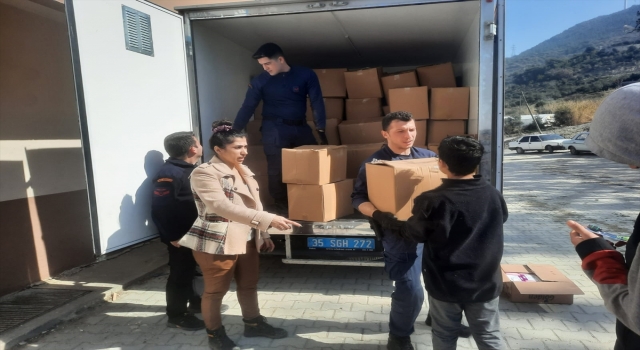 Hatay Samandağ’da görevli askerler, yardımları depremzedelere ulaştırıyor