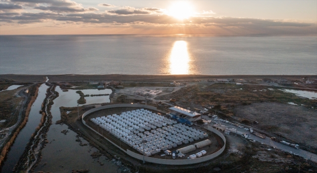Samandağ’da depremzedeler stadyumda kurulan çadır kentte yaşamlarını sürdürüyor