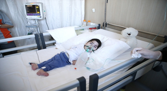 Hatay’da hastane enkazından kurtarılan kimliği belirsiz serebral palsili bebeğin tedavisi sürüyor
