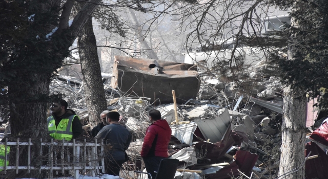 Depremde ağır hasara uğrayan Elbistan Belediyesi binasının yıkımına başlandı