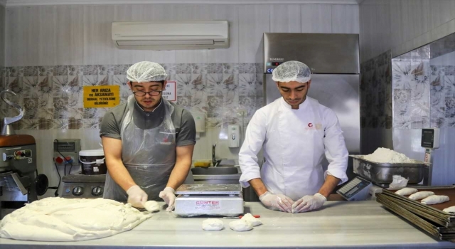 Depremzede çölyak hastalarına 10 bin glütensiz ekmek dağıtıldı