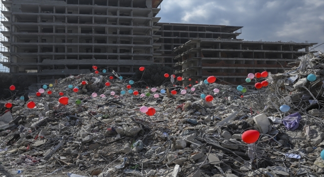 Hatay’da depremde ölen çocuklar anaokulunun enkazına asılan balonlarla anıldı