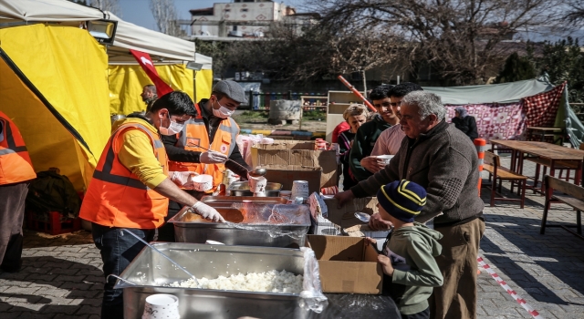 TBMM aşçıları Hatay’da depremzedeler için yemek pişiriyor