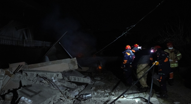 Hatay merkezli depremde boş binanın yıkılması nedeniyle çıkan yangın söndürüldü