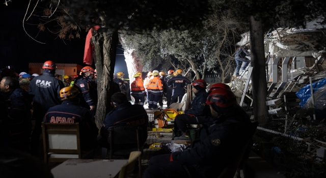 Hatay merkezli depremde yıkılan apartmanın enkazında kalan 3 kişiyi kurtarma çalışması sürüyor