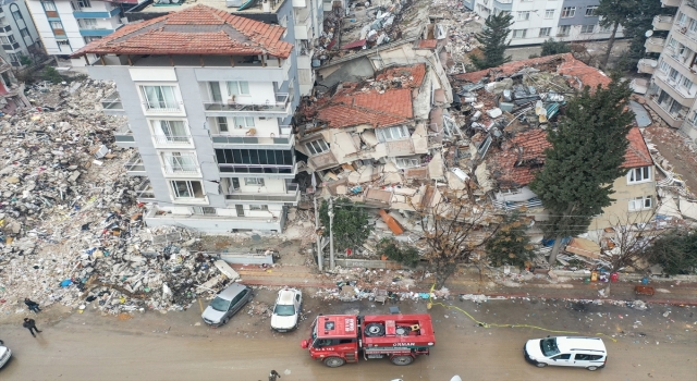 GÜNCELLEME 2  Hatay merkezli depremde yıkılan apartmanın enkazından 3 kişinin cesetleri çıkarıldı