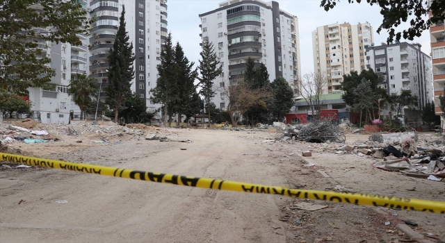 Adana’da depremde 16 katlı apartmanın yıkılması güvenlik kameralarında