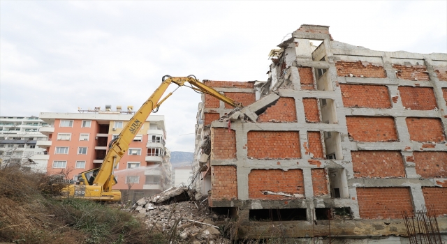 Alanya’da riskli olduğu tespit edilen bina yıkıldı