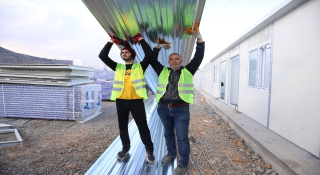 Acılarını unutup depremzedeler için inşaat işçisi oldular
