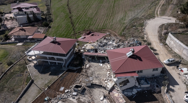 Kahramanmaraş’ta depremde oluşan yarık Çiğli Mahallesi’ni ikiye böldü