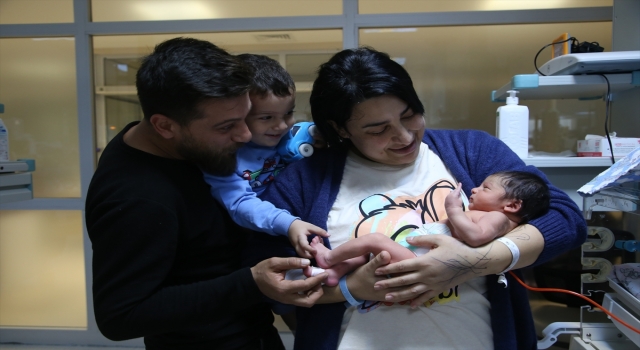 Enkazdan çıkarılan hamile kadın ameliyatla dünyaya getirdiği bebeğiyle buluştu