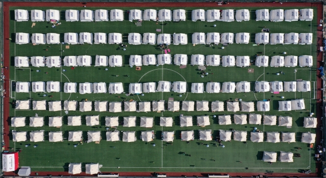 Kırıkhan Stadyumu’ndaki çadır kentin görevlileri 24 saat depremzedelerin hizmetinde