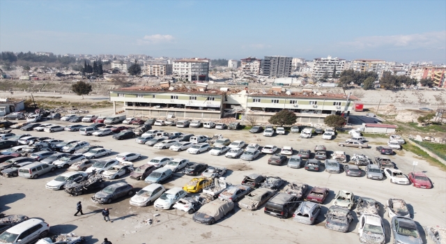 Hatay’da depremde zarar gören araçlar otoparklara çekiliyor